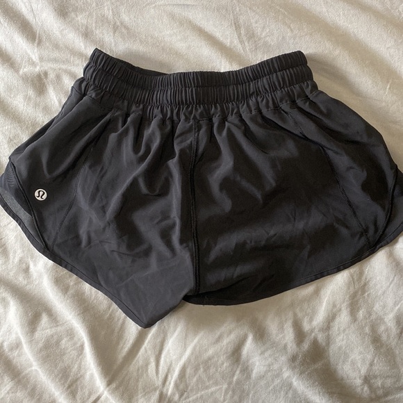 Women’s Lululemon Hotty Hot Shorts - Picture 2 of 2